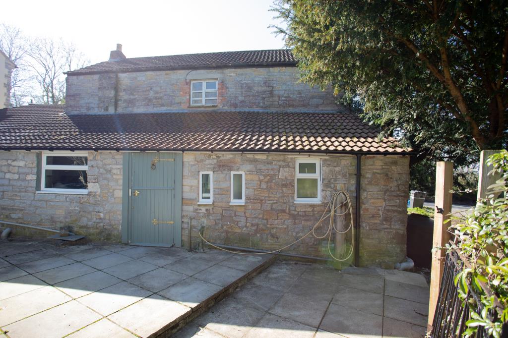 Lot: 21 - DETACHED COTTAGE WITH POTENTIAL - General photo of the rear of the property
